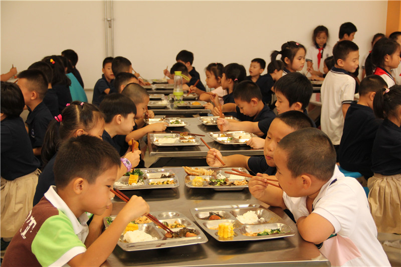 力邁外國語學校學生就餐.jpg