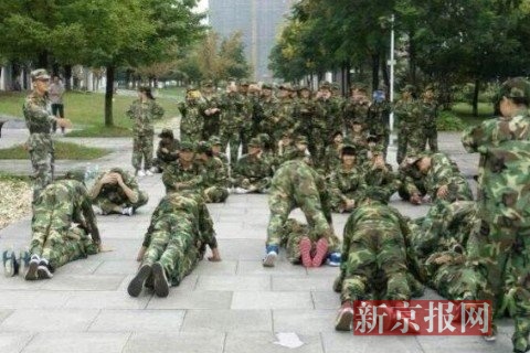 南師大軍訓男上女下做俯臥撐微博配圖