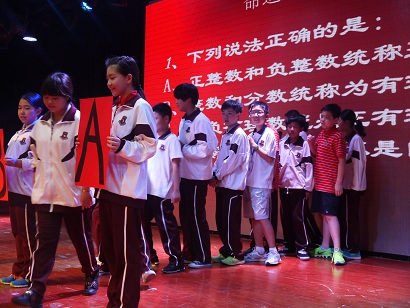 現(xiàn)場同學(xué)們認真細心比賽