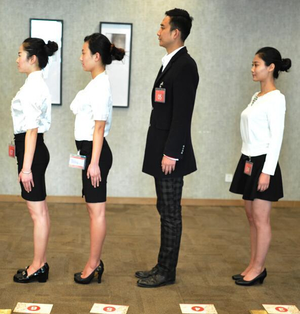應聘空中乘務員的男生夾在女生隊伍中參加面試