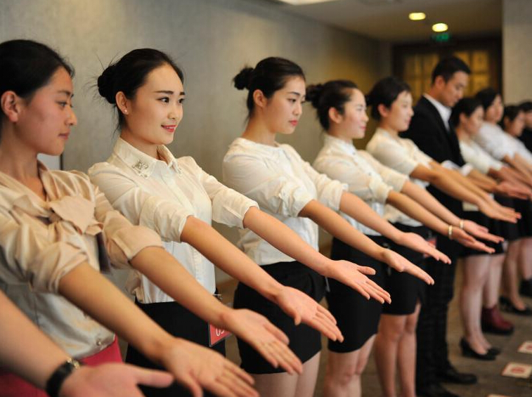 應聘空中乘務員的男生夾在女生隊伍中參加面試