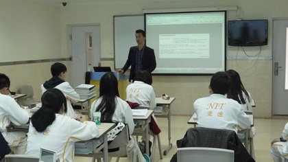 主講人認真介紹專業課程