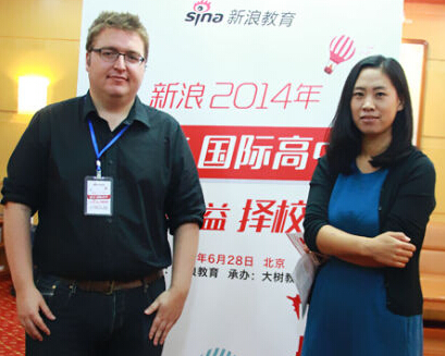 樂成國際學校市場部的張菁(右)和Thomas Longrigg(左).jpg