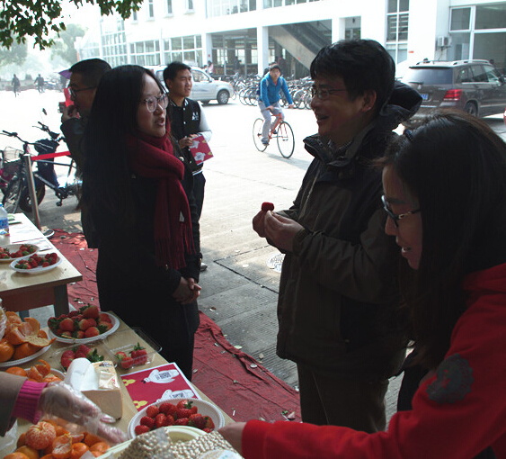 上海交通大學農學院舉辦草莓試吃活動