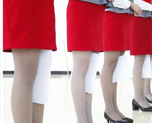 航空學校女生練站姿 頭頂酒瓶像雜技