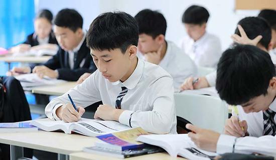 國(guó)際學(xué)校學(xué)生壓力大嗎?比公立學(xué)校如何?