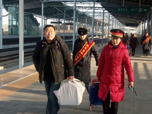 昌圖西站黨支部書記李杰(紅色衣服)