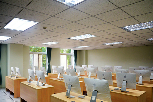 新府學外國語學校校園