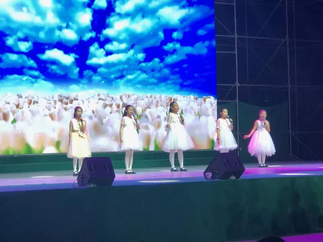 回饋社區(qū),北京愛迪學(xué)校萌娃點(diǎn)亮朝陽區(qū)基層文化展演