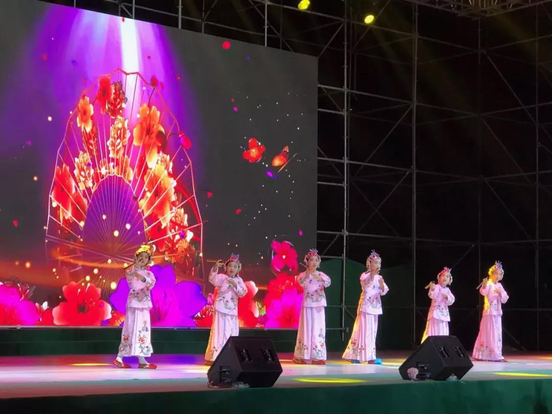 回饋社區(qū),北京愛迪學(xué)校萌娃點(diǎn)亮朝陽區(qū)基層文化展演