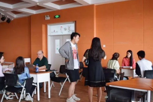 中育貝拉國際高中北京校區(qū) 體驗什么是真正的家長會