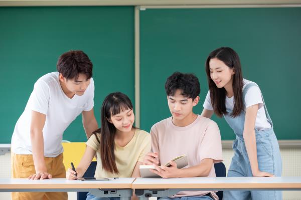 國際學校學生在討論