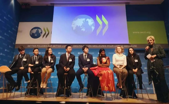 ▲宋之譽(yù)(左3)與世界青年對(duì)話荷蘭王妃勞倫廷