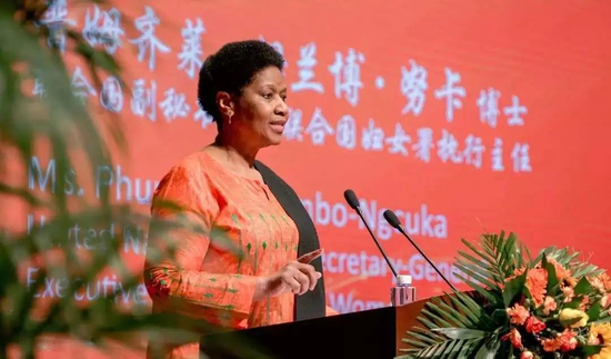 ▲聯(lián)合國(guó)副秘書(shū)長(zhǎng)兼婦女署執(zhí)行主任姆蘭博·努卡在我校“創(chuàng)建和諧性別關(guān)系青年領(lǐng)導(dǎo)力”啟動(dòng)儀式上