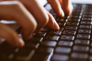 計(jì)算機(jī)科學(xué)與技術(shù)專業(yè)和數(shù)字媒體技術(shù),哪個(gè)適合女生報(bào)考?