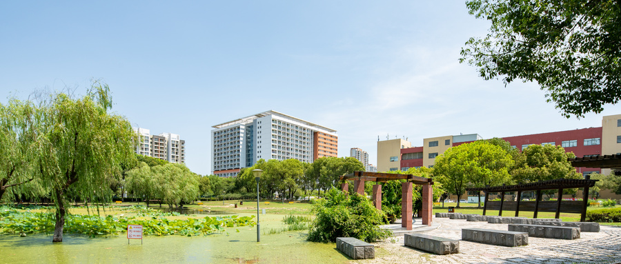 藝考廣播電視編導專業的學校在招生上,各校培養學生的側重點都有所區別,總的來說,藝考廣播電視編導專業有影視文藝編導,影視特技特效,新媒體傳播,新媒體廣告與推廣,廣告與傳媒,視聽新媒體創作六個方向,