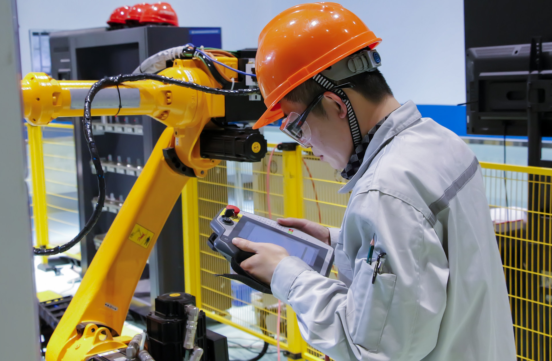 工業機器人專業學科特色是什么?適合男生報考嗎?