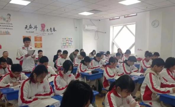 北京東方紅學(xué)校初中部的春天，仲春艷陽長 賽課展風(fēng)采