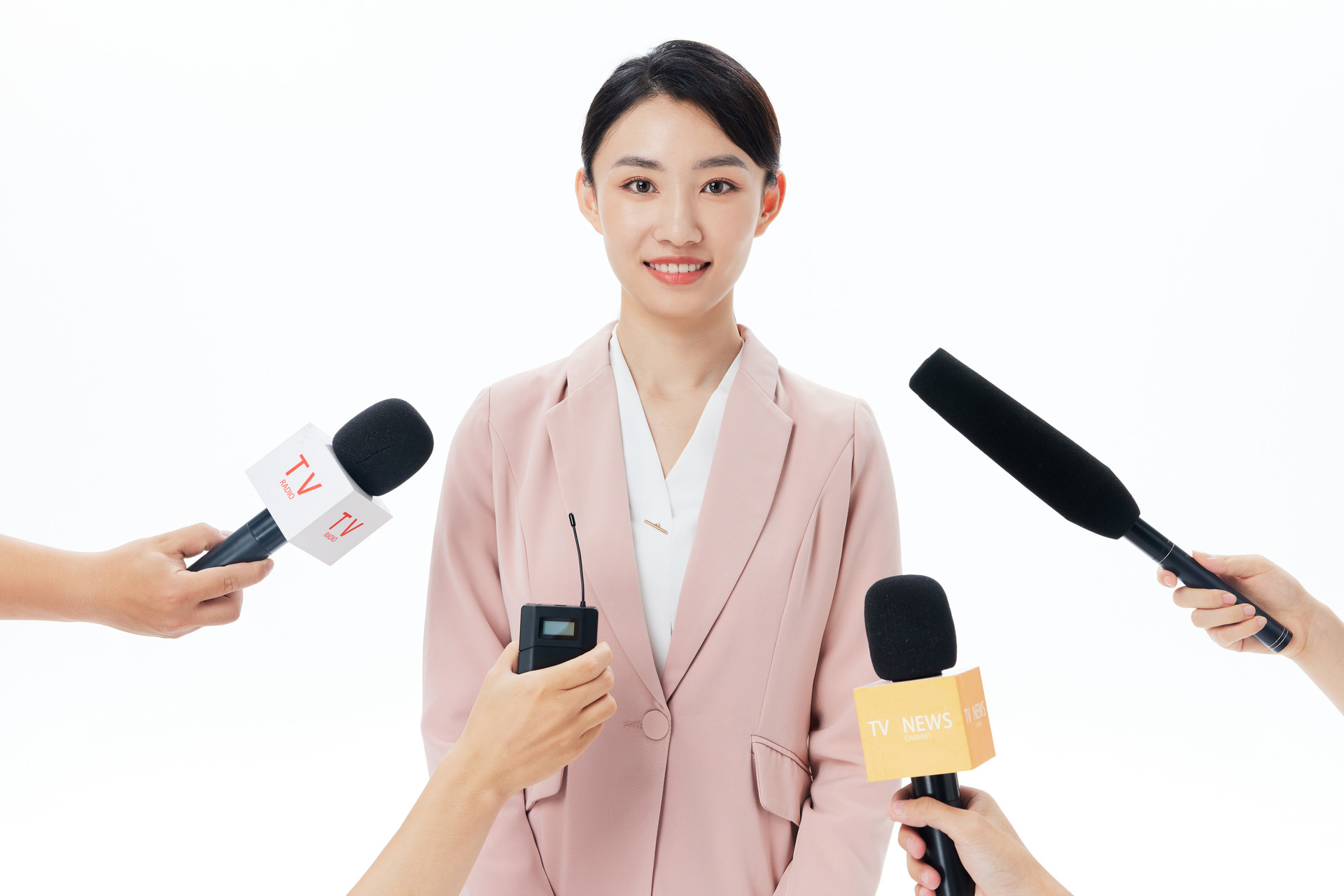 廣播電視編導專業是許多學生夢寐以求的專業之一。然而,考取這一專業并不僅僅取決于學生的興趣和熱情,還需要在高考中獲得一定的分數。那么,廣播電視編導專業的分數線是多少呢?本文將為您介紹相關情況。 1. 了解廣播電視編導專業: 廣播電視編導專業是培養從事電視節目制作和廣播電視節目策劃的專業人才的專業。學生將學習劇本創作、導演技術、攝影技術、編輯技術等相關知識和技能,為未來從事廣播電視節目制作提供必要的能力和素質。 2. 不同學校的分數線差異: 廣播電視編導專業的分數線因學校而異。一般來說,一流的高校對廣播電視編導專業的錄取要求會更高,分數線也相應較高。而一些普通高校的分數線相對較低。因此,考生在報考前應該詳細了解各個高校的錄取政策和分數線要求。 3. 歷年分數線的變化: 廣播電視編導專業的分數線并不是固定不變的,而是會隨著每年考生的實際情況和高校的招生計劃而有所變化。有些年份,由于考生競爭激烈,分數線可能會相應上漲。而有些年份,考生數量相對較少,分數線則可能相對較低。因此,考生需要關注最新的招生政策和錄取分數線。 如果你是落榜生,分數比較低,可以選擇計劃外招生的學校,可點擊查看:中國傳媒大學南廣學院繼續教育學院,上海戲劇學院繼續教育學院 推薦閱讀 廣播電視編導專業吃香嗎?