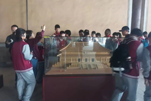 北京市海淀區崛起實驗學校作文寫生課之長陵祾恩殿