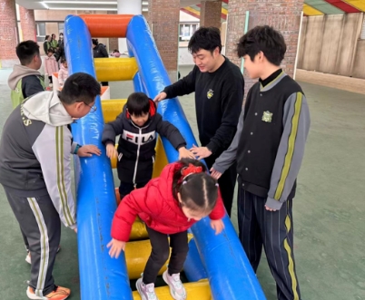 北京市通州區私立樹人學校“大手拉小手”，雷鋒精神在校園閃光