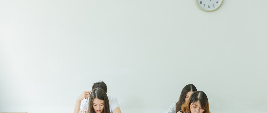 攝圖網_500399563_校園教室同學們在考試(企業商用) (1).jpg