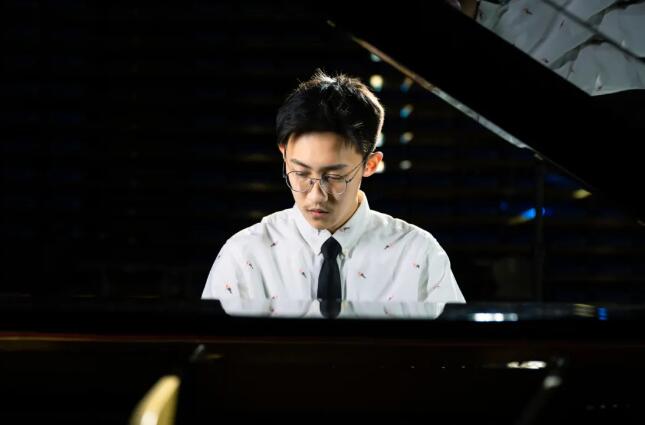 北京新府學外國語學校鋼琴王子秦瑧