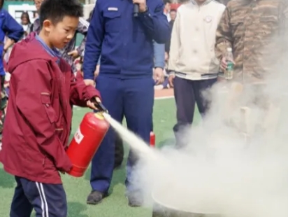 北京東方紅學(xué)?；馂?zāi)逃生大演練，1200名師生5分鐘內(nèi)成功疏散