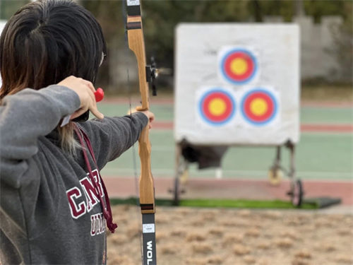 中育貝拉國際高中社團(tuán)活動-射箭