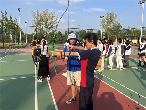 中育貝拉國際高中社團(tuán)活動-射箭