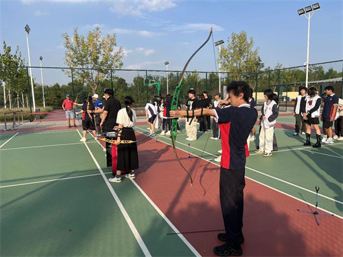 中育貝拉國際高中社團(tuán)活動-射箭