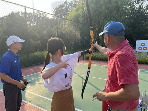 中育貝拉國際高中社團(tuán)活動-射箭