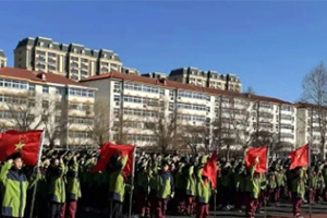 華油榮德小學舉辦2025年蛇年開學第一次升旗儀式！