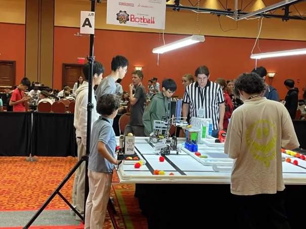 青苗參加國(guó)際機(jī)器人決賽現(xiàn)場(chǎng)