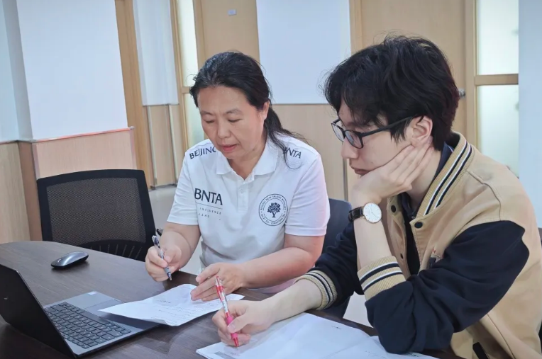 劉華老師(左)為單鉑涵(右)一對一答疑