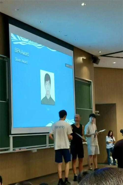 青苗學校學生獲丘成桐數學營銀獎